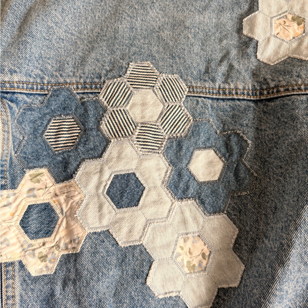 Levi's 90’s Trucker Style Light Blue Denim Jacket with “Geo Florals” Detail - Picture 8 of 9